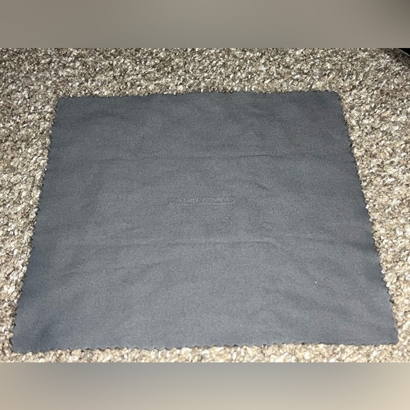 *Damaged* Giorgio Armani Solid Black Hard Sunglasses Case w/ Gray Cleaning Cloth - Picture 13 of 13